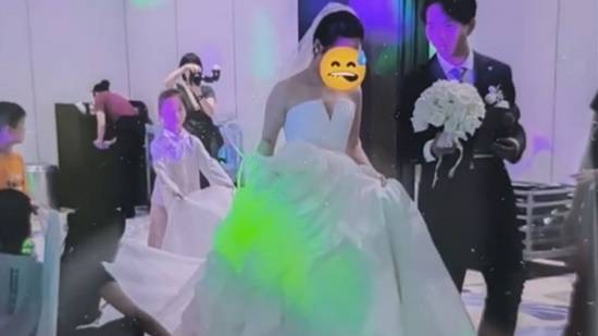 新人花6.6万定制婚礼被打绿光 婚礼像“迪厅”