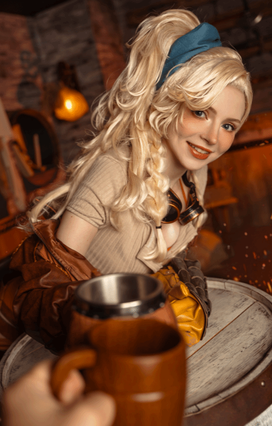 碍事梨体模再COS“自己”：看见木桶必须坐上去！