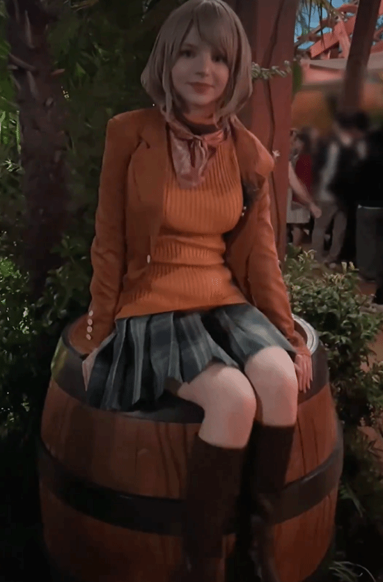 碍事梨体模再COS“自己”：看见木桶必须坐上去！