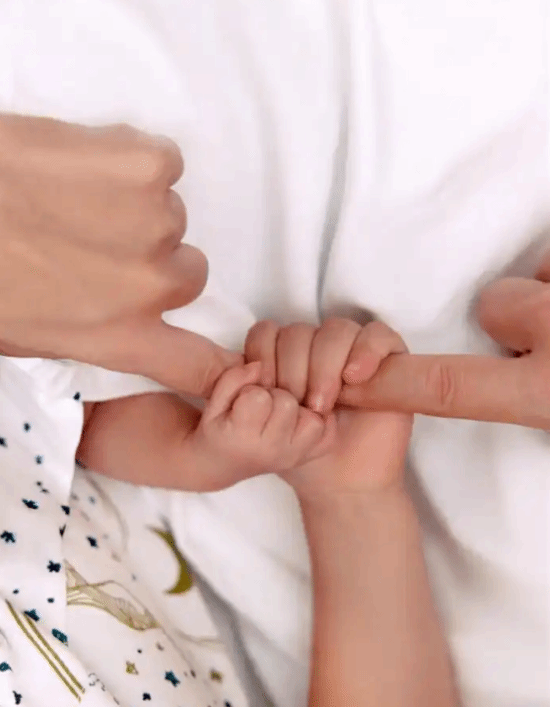 卢靖姗韩庚官宣二胎出生：一家四口儿女双全