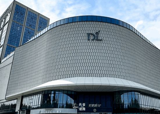 胖东来自营羽绒服爆火：市民八点就排队来买